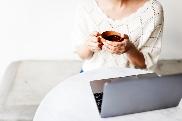 Primo piano della donna con il computer portatile