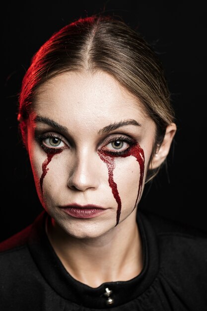 Primo piano della donna con trucco di halloween