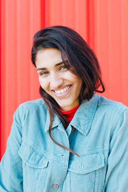 Primo piano della donna sorridente che guarda l&#39;obbiettivo