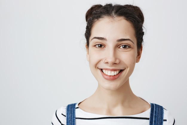 Primo piano della donna sorridente soddisfatta