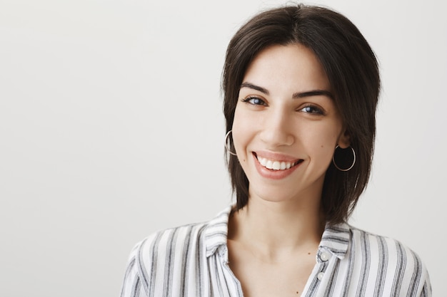 Primo piano della donna splendida felice che sorride con i denti bianchi