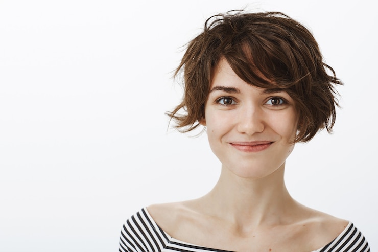 Foto gratuito primo piano della donna sveglia dei pantaloni a vita bassa che sorride e che sembra felice
