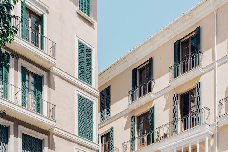 Foto gratuito primo piano della facciata di due edifici &#39;