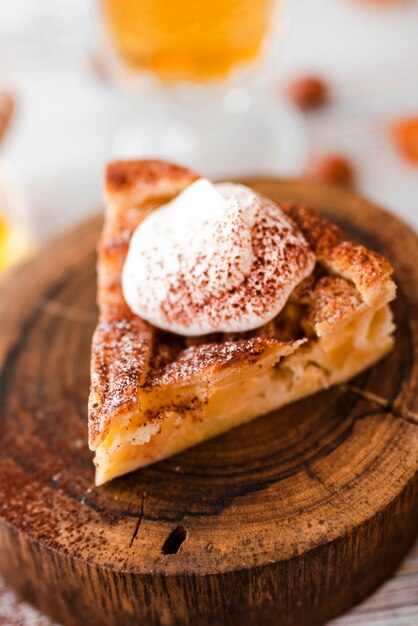 Primo piano della fetta appetitosa della torta