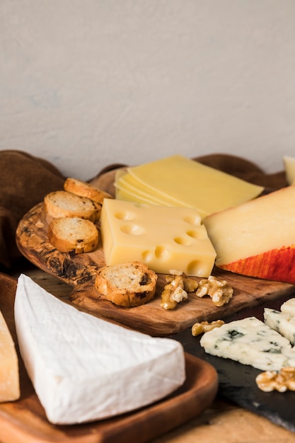 Primo piano della fetta di pane; noce e variazione di formaggio