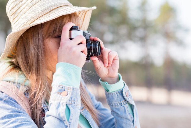 Primo piano della foto di presa turistica femminile con la macchina fotografica