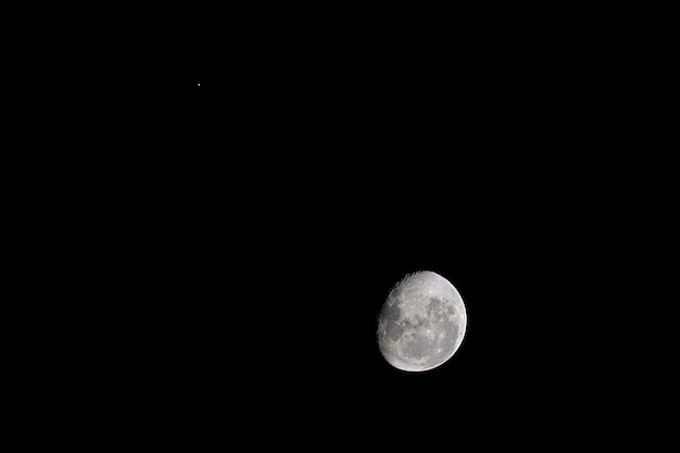 Primo piano della luna notturna sul nero