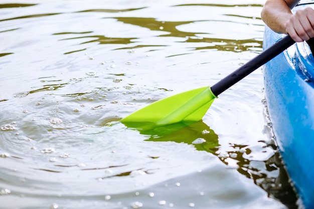Primo piano della mano di una persona che rema kayak