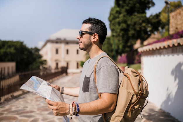 Primo piano della mappa turistica tenuta maschio in mano