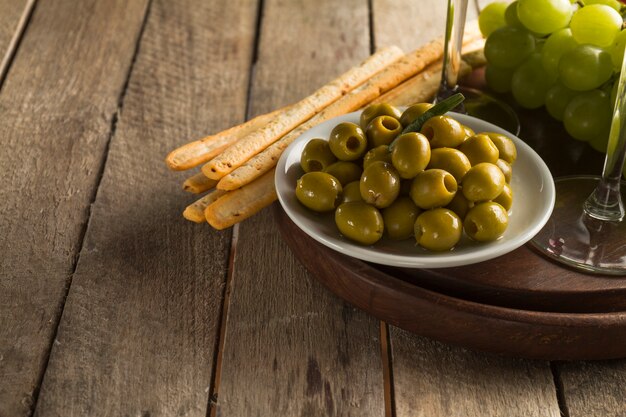 Primo piano della piastra con olive saporite