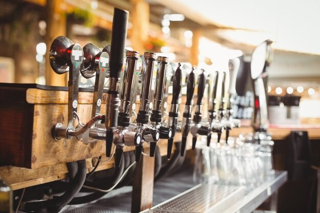 Primo piano della pompa della birra in una fila