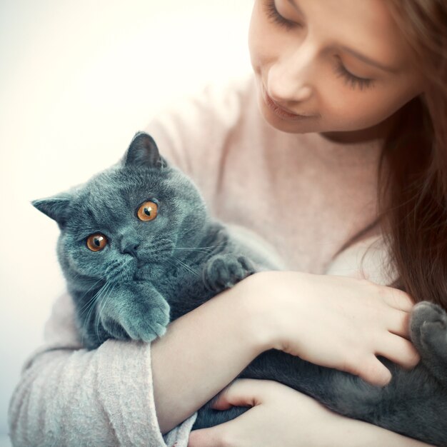 Primo piano della ragazza che abbraccia il suo gatto