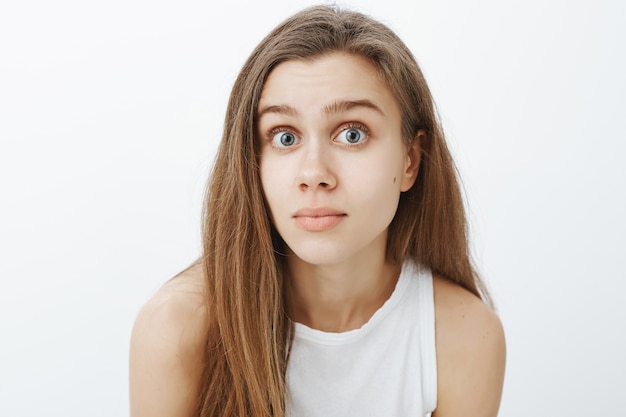 Primo piano della ragazza sorpresa con la faccia stupita