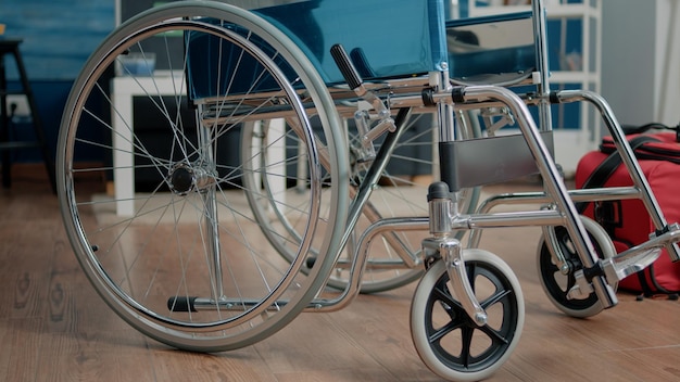 Primo piano della sedia a rotelle per il supporto fisico nella casa di cura