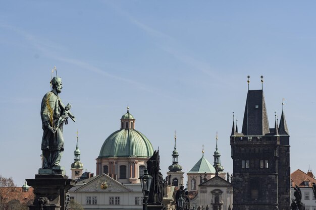 Primo piano della statua di San Giovanni Nepomuceno, Ponte Carlo, Praga, Repubblica Ceca