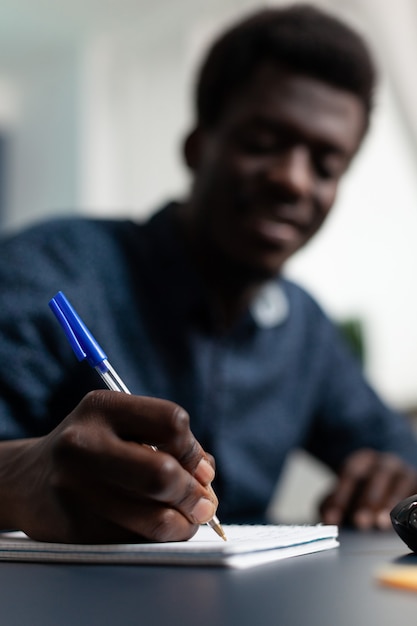 Primo piano della strategia di marketing di scrittura dello studente sul taccuino