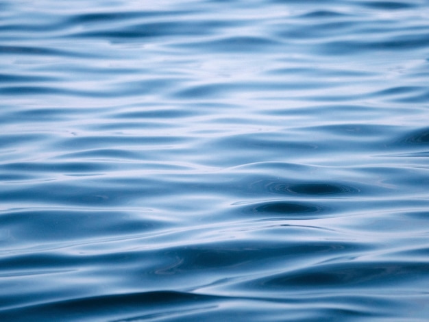 Primo piano della superficie del mare blu