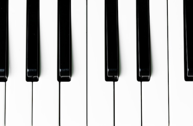 Primo piano della tastiera di un pianoforte