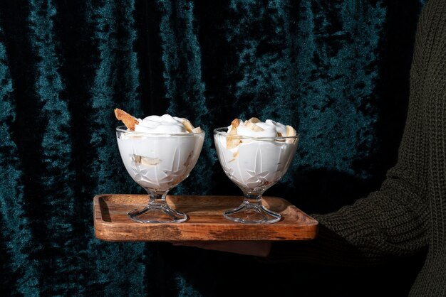 Primo piano della tavola che tiene la mano con il dessert