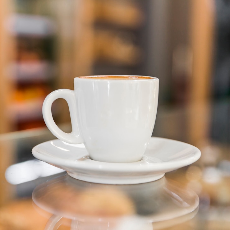 Foto gratuito primo piano della tazza di caffè bianco