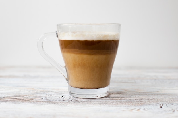 Primo piano della tazza di caffè in tre colori