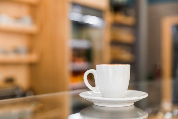 Primo piano della tazza di caffè su priorità bassa defocused