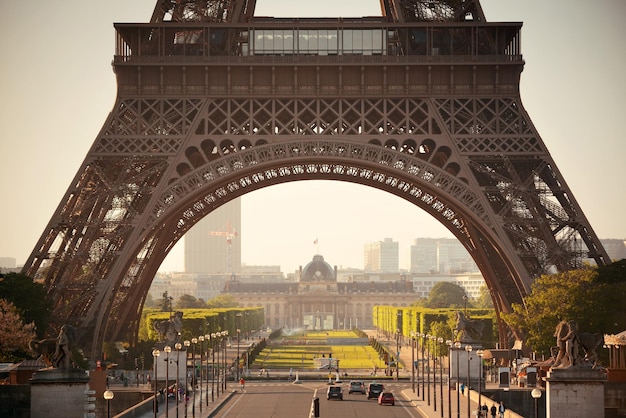 Primo piano della Torre Eiffel con la strada come il famoso punto di riferimento della città di Parigi