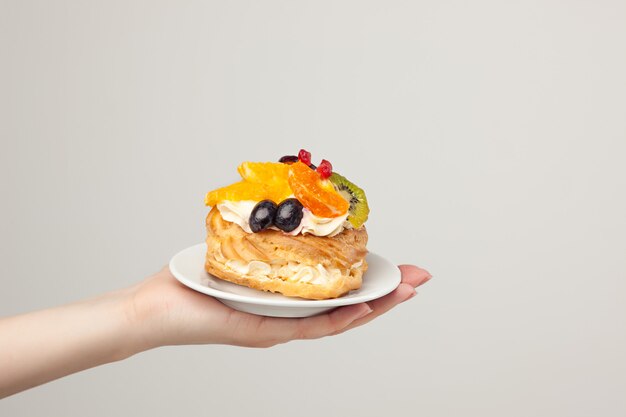 Primo piano della torta con frutta fresca