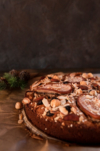 Primo piano della torta decorata con le noci