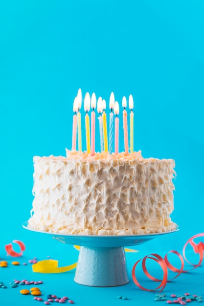 Primo piano della torta di compleanno con sfondo blu decorativo