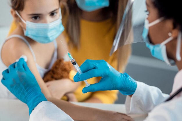 Primo piano della vaccinazione infantile a causa della pandemia COVID19