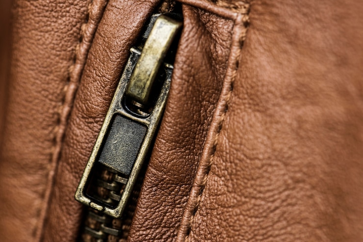 Foto gratuito primo piano della zip della giacca di pelle