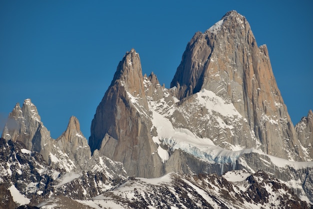 Primo piano delle cime del Fitz Roy e dell'Aguja Poincenot (a sinistra)