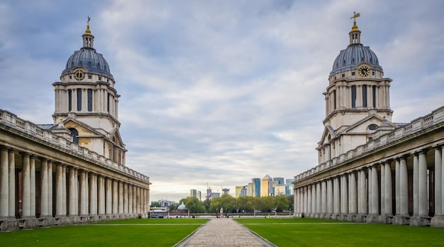 Primo piano delle due torri a cupola dell'Old Royal Naval College a Greenwich di Londra