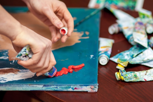 Primo piano delle mani con la tavolozza dell'artista