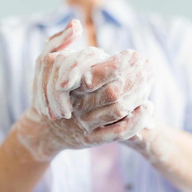 Primo piano delle mani con sapone e schiuma