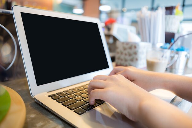 Primo piano delle mani della donna che lavora con il computer portatile