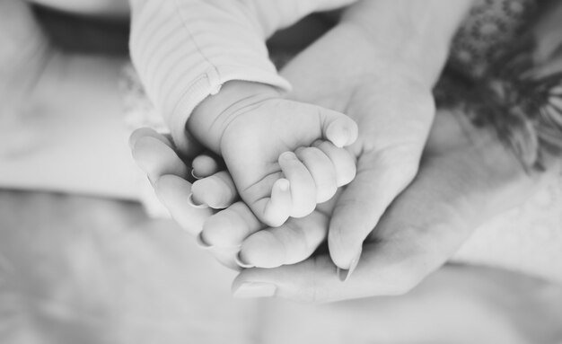 Primo piano delle mani della famiglia che si tengono con amore