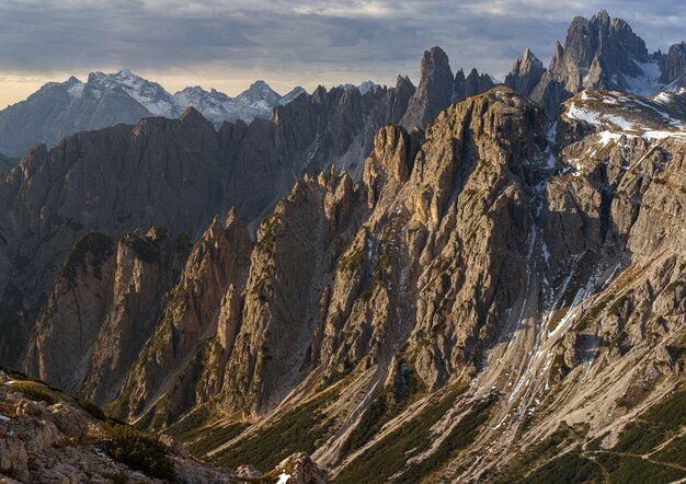 Primo piano delle rocce innevate della montagna Cadini di Misurina nelle Alpi italiane