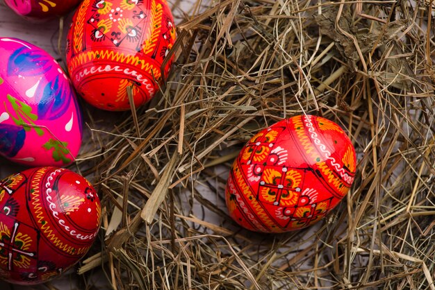 Primo piano delle uova di Pasqua sul nido