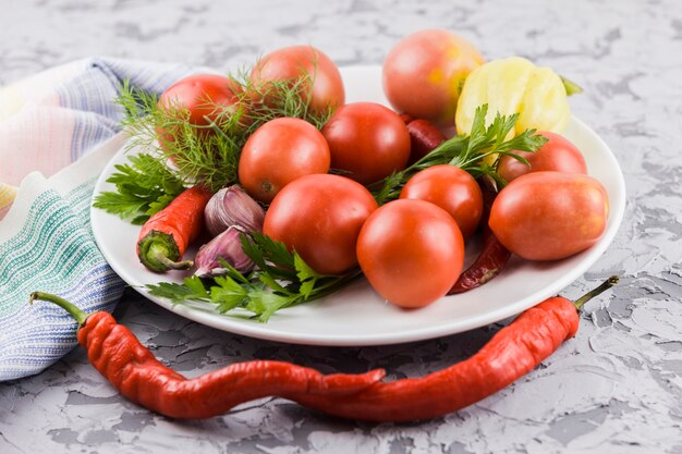 Primo piano delle verdure e dei pomodori