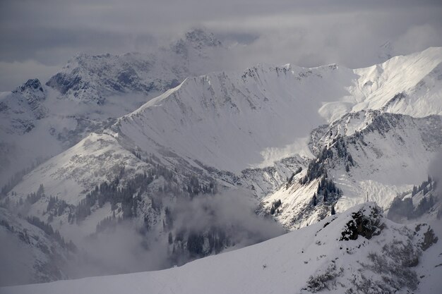 Primo piano delle vette innevate delle Alpi