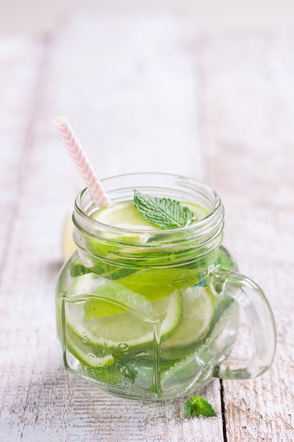 Primo piano di acqua con le fette di limone