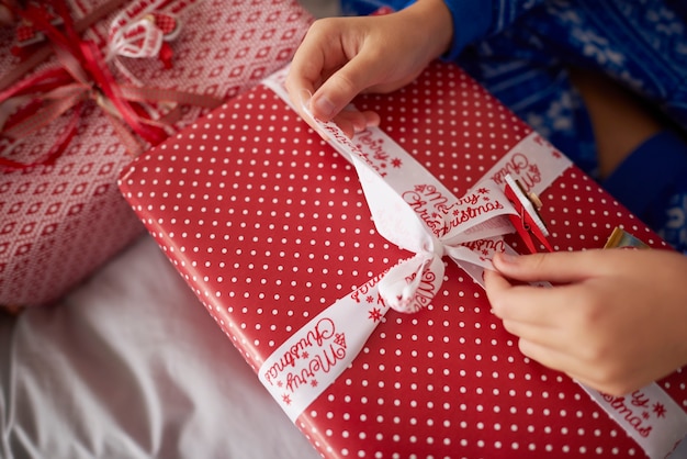 Primo piano di apertura regalo di Natale