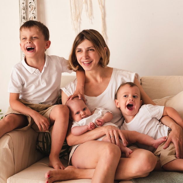 Primo piano di bambini e madre