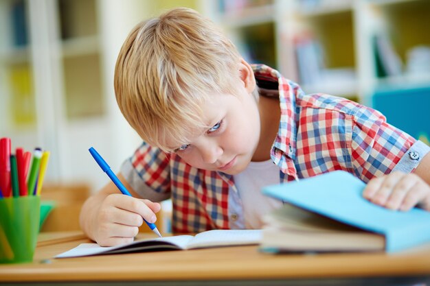 Primo piano di barare studente in classe