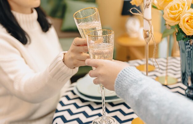 Primo piano di bicchieri con champagne in mani femminili