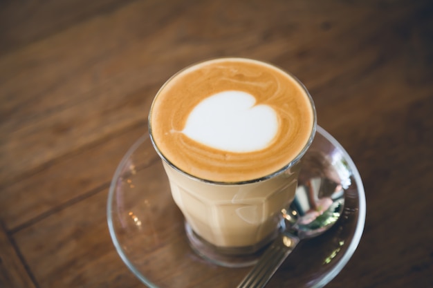 Primo piano di caffè con cuore decorativo