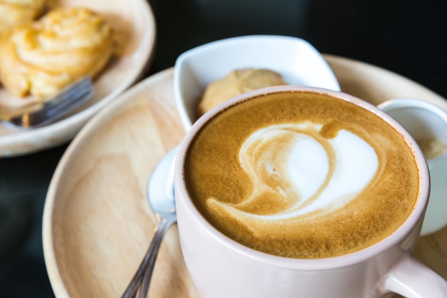 Primo piano di caffè gustoso al mattino