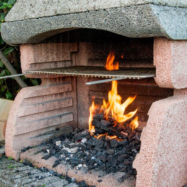 Primo piano di carbone ardente nel barbecue